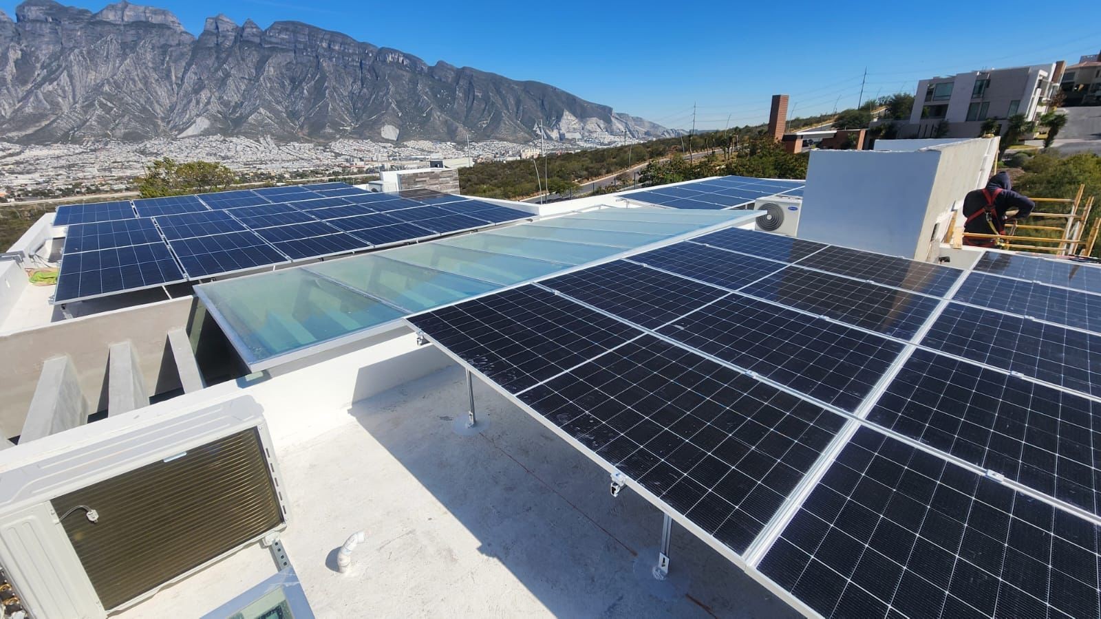 Paneles solares sobre una azotea en Monterrey